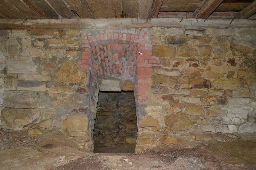 Keller unter Scheune: Eckquaderung (links) einer Vorgängerbebauung, Wand bildete den Abschluss eines Vorgängergebäudes. Die übrigen Wände errichtete man um 1655.