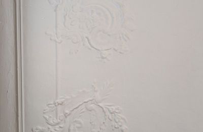 Die reiche Stuckverzierung der westlichen der beiden Stuben im ersten OG des Wohnhauses ist im Lauf der Jahrhunderte unter einer dicken Schicht verschiedener Tünchen verschwunden. (Dietmar Popp, 2025)