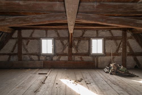 1. Dachgeschoss: Zierfachwerk mit K-Streben in der südlichen Giebelwand