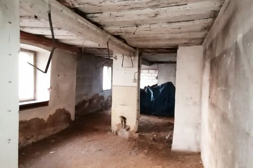 Die weiß getünchten Balken-Bohlendecken in den Räumen der ehemaligen Druckerei