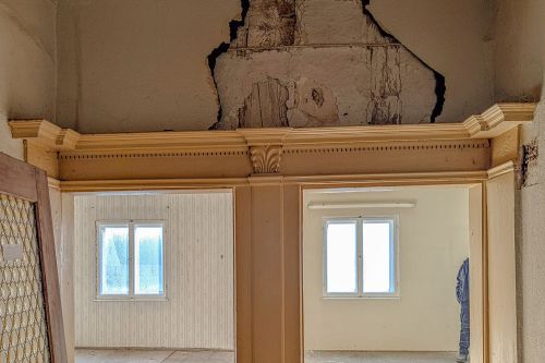 Baldachin und Laibung einer älteren Doppeltür