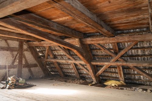 1. Dachgeschoss: Zählzeichen am Gespärre weisen auf Lagerhaltung hin