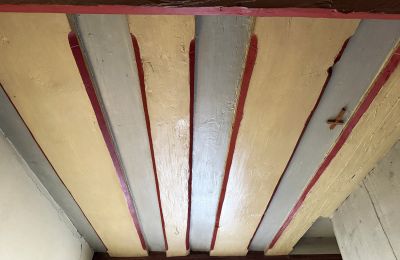 Balken-Bolendecken im 1. OG: Auffällig ist, dass die Balken im Wechsel schmal oder breit sind. Die Zerrbalken sind schmal und die breiten Balken eigentlich dicke Bohlen, die aus mächtigen Stämmen gesägt wurden.