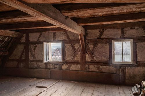 Dachstuhl und Giebelwand mit Zierfachwerk im Schwanen mit Blick auf das Ebenbild Bahnhofstraße 1