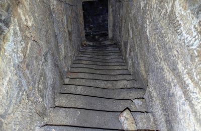 Treppe vom 1. UG unter Haupthaus zu tiefer liegenden Kellern. Diese reichen unter die ehem. Scheunen, den heutigen Getränkemarkt.