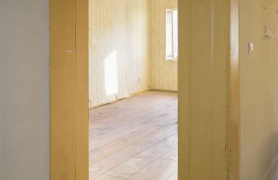 Die barocke Türrahmung vermittelt im ersten OG den Zugang vom Hausgang in die beiden großen Stuben im Süden. Die ursprüngliche zweiflügelige Türrahmung aus der Mitte des 18. Jhs zeigt im Bereich des Mittelpfostens eine Palmetten-Konsole des späten 19. Jhs