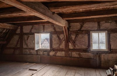 Dachstuhl und Giebelwand mit Zierfachwerk im Schwanen mit Blick auf das Ebenbild Bahnhofstraße 1