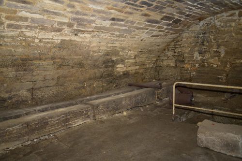 Überwölbter Kellerraum mit Fassauflagern für Bierfässer