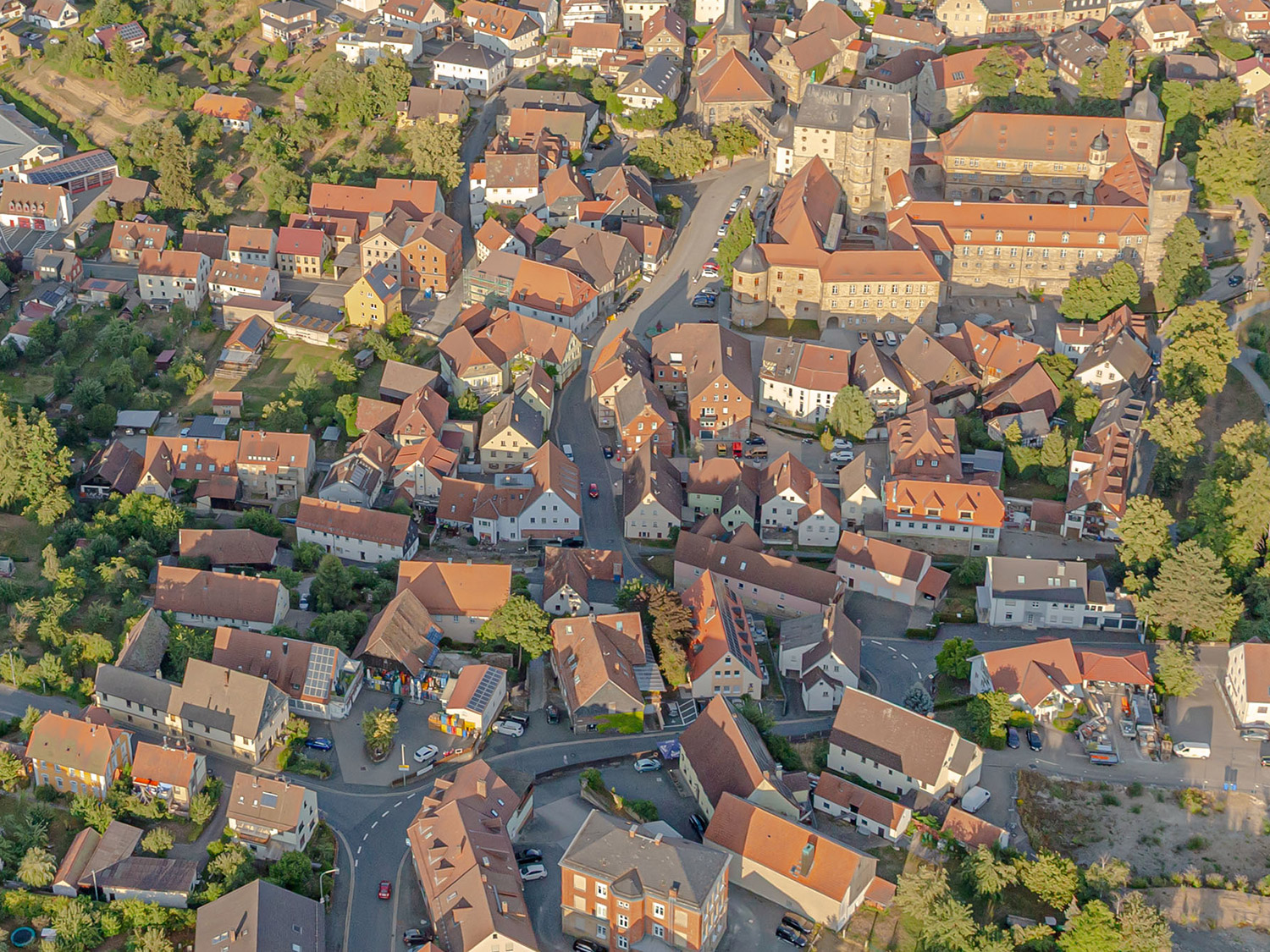 Ausschnitt Ensemble Ortskern Thurnau, unten links der ehem. Gasthof zum Weißen Schanen, oben rechts das Schloß - Luftbild: Ingo Bäuerlein -  www.FrankenAIR.de